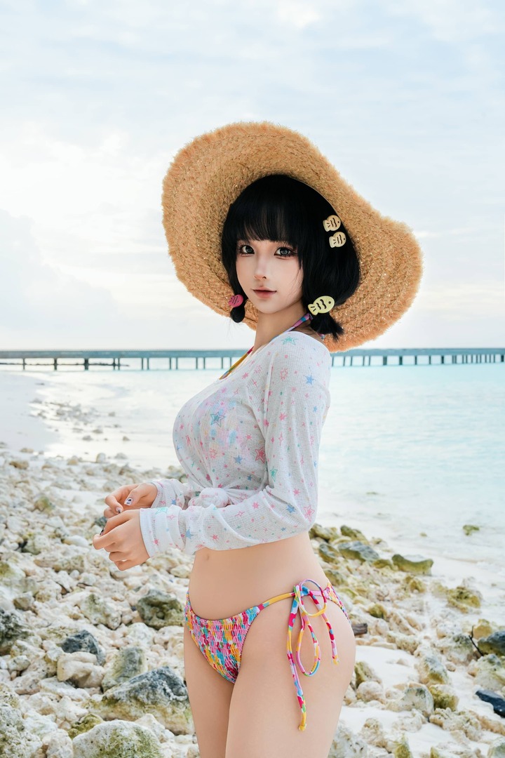 蠢沫沫夏日潮汐COS赏析：演绎草帽少女海风交织的夏日活力
