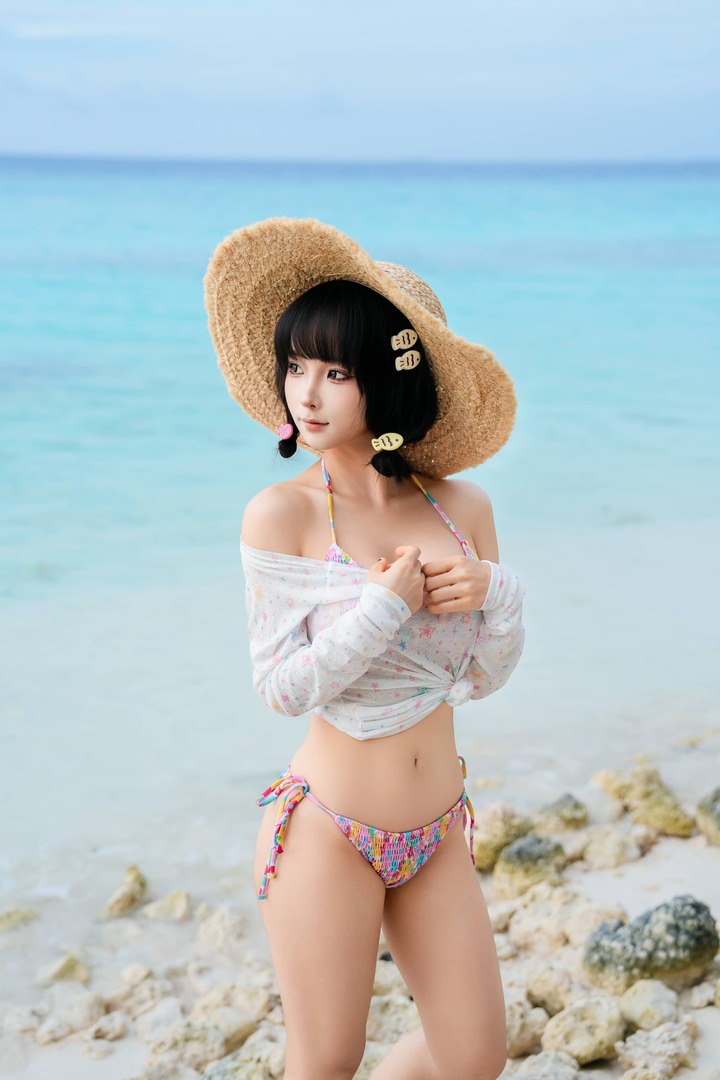 蠢沫沫夏日潮汐COS赏析：演绎草帽少女海风交织的夏日活力