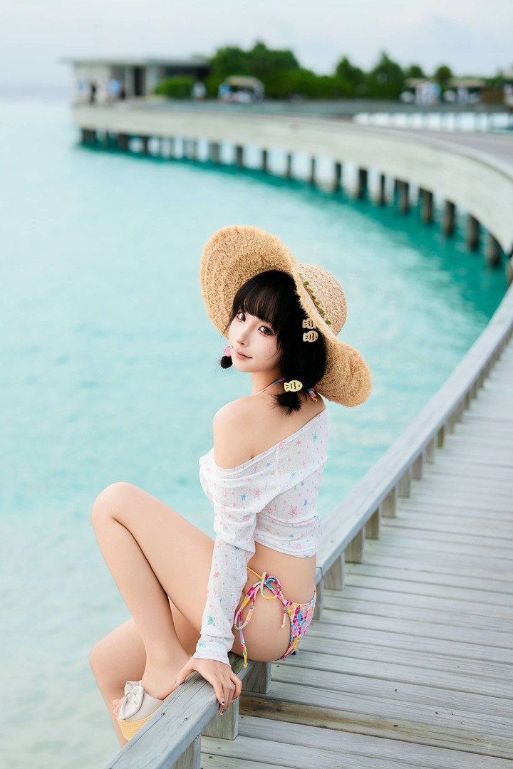 蠢沫沫夏日潮汐COS赏析：演绎草帽少女海风交织的夏日活力