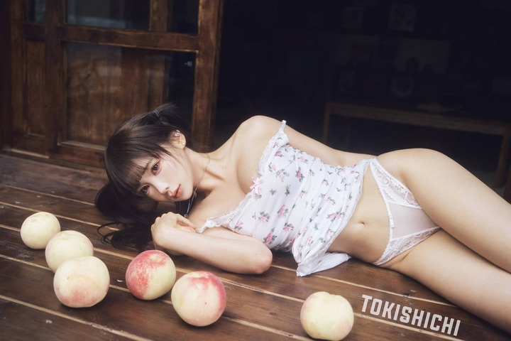 《桃子》蜜桃少女COS赏析：蠢沫沫演绎夏日清甜与慵懒气息