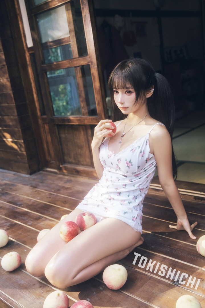 《桃子》蜜桃少女COS赏析：蠢沫沫演绎夏日清甜与慵懒气息