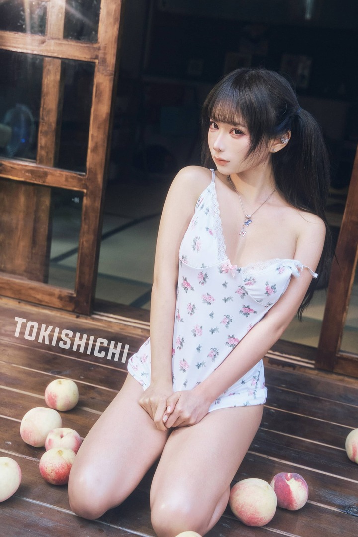 《桃子》蜜桃少女COS赏析：蠢沫沫演绎夏日清甜与慵懒气息