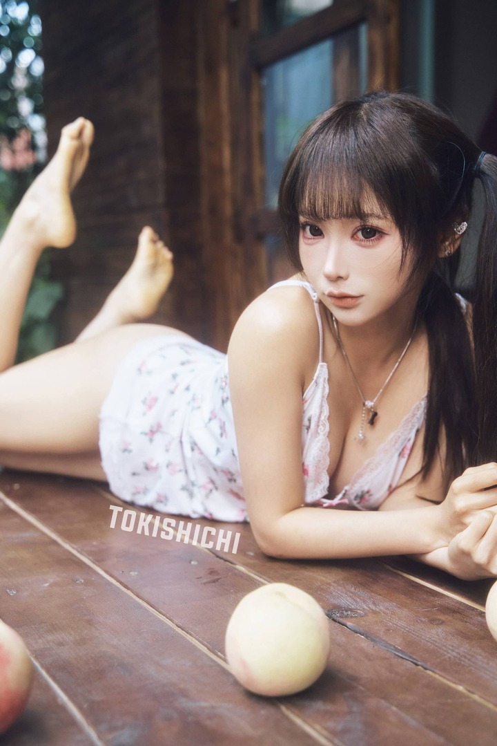 《桃子》蜜桃少女COS赏析：蠢沫沫演绎夏日清甜与慵懒气息
