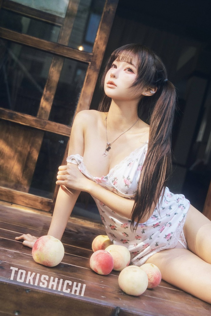 《桃子》蜜桃少女COS赏析：蠢沫沫演绎夏日清甜与慵懒气息