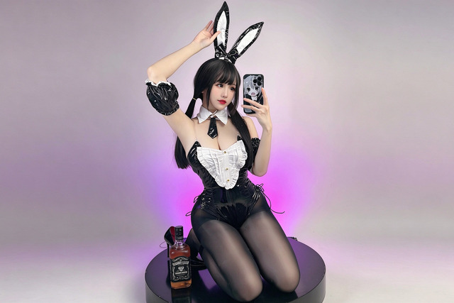 miko酱ww兔兔管家COS:黑色漆皮兔女郎高级质感与少女感