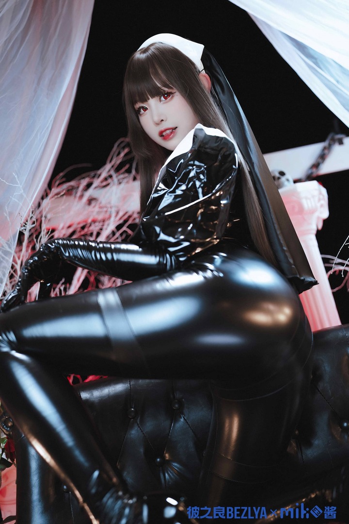 高能神还原!miko酱ww全新胶衣COS黑白修女极致矛盾美学 高能神还原!miko酱ww全新胶衣COS黑白修女极致矛盾美学