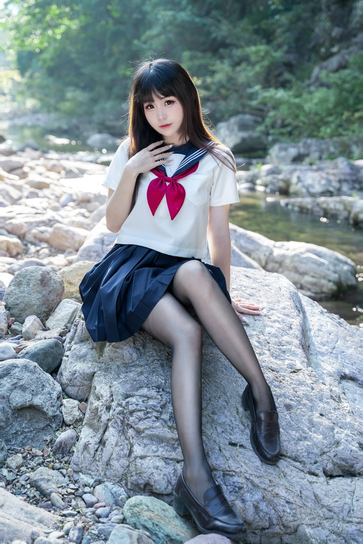 miko酱ww小小溪流cos赏析:学妹JK制服叠穿泳装的自然美学 miko酱ww小小溪流cos赏析:学妹JK制服叠穿泳装的自然美学