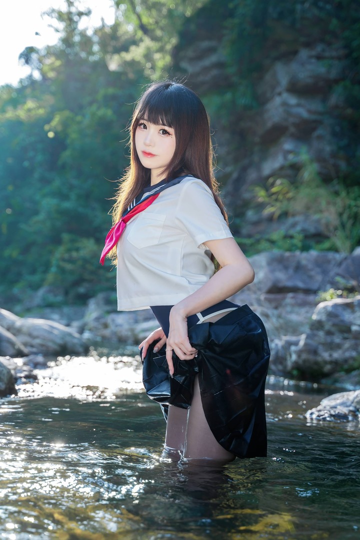 miko酱ww小小溪流cos赏析:学妹JK制服叠穿泳装的自然美学 miko酱ww小小溪流cos赏析:学妹JK制服叠穿泳装的自然美学