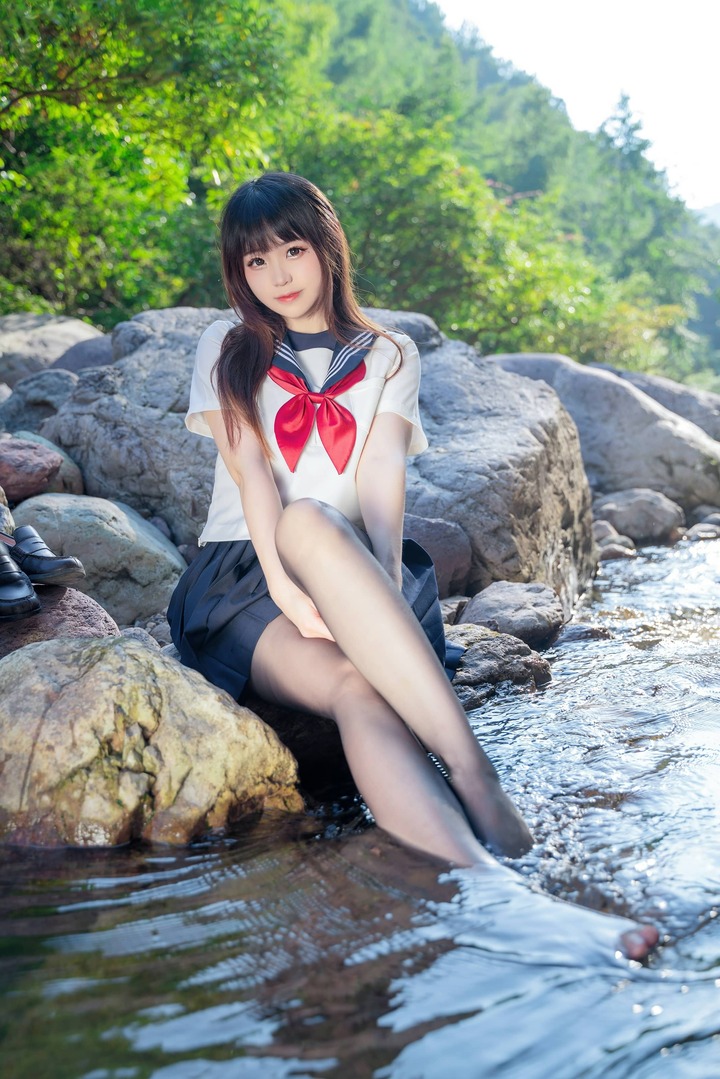 miko酱ww小小溪流cos赏析:学妹JK制服叠穿泳装的自然美学 miko酱ww小小溪流cos赏析:学妹JK制服叠穿泳装的自然美学
