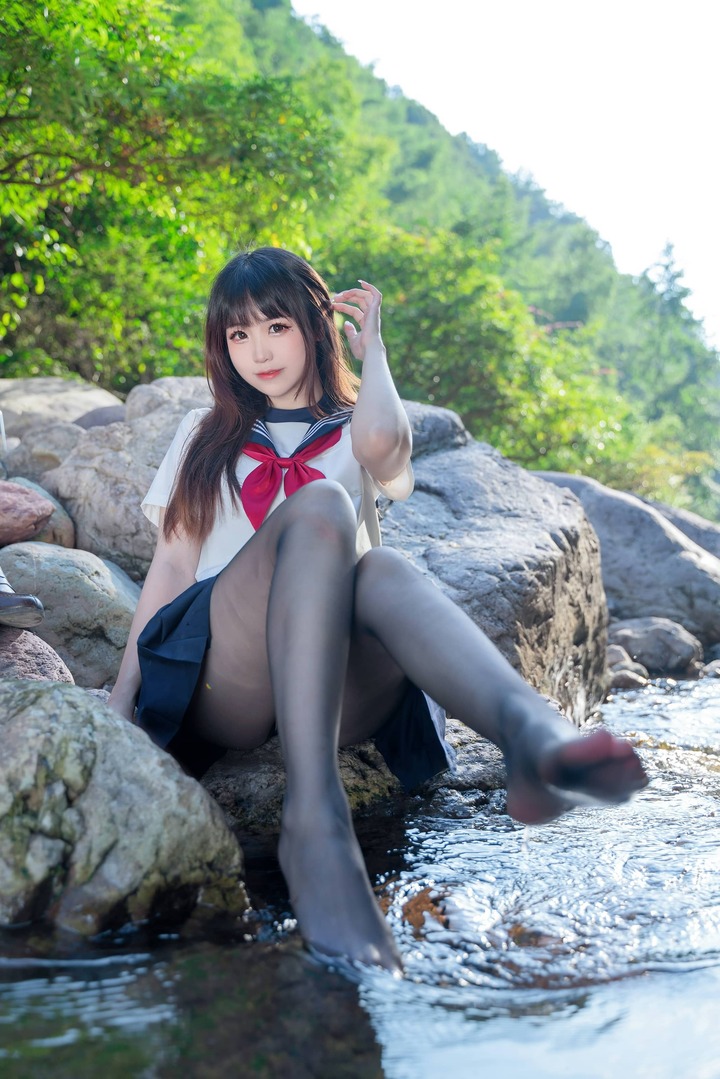 miko酱ww小小溪流cos赏析:学妹JK制服叠穿泳装的自然美学 miko酱ww小小溪流cos赏析:学妹JK制服叠穿泳装的自然美学