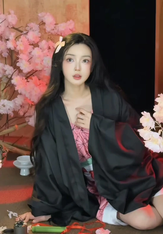 樱色和服中的蕾丝变奏:甘露寺蜜璃的纯欲叙事-cos图咖