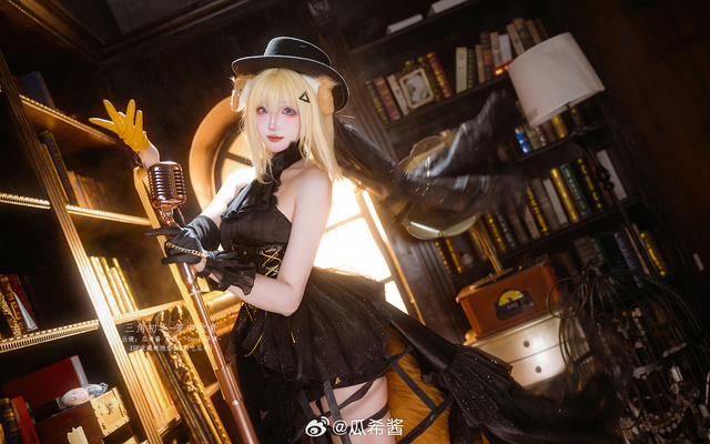 瓜希酱三角初华COS：黑金礼服演绎复古光影与舞台美学交织