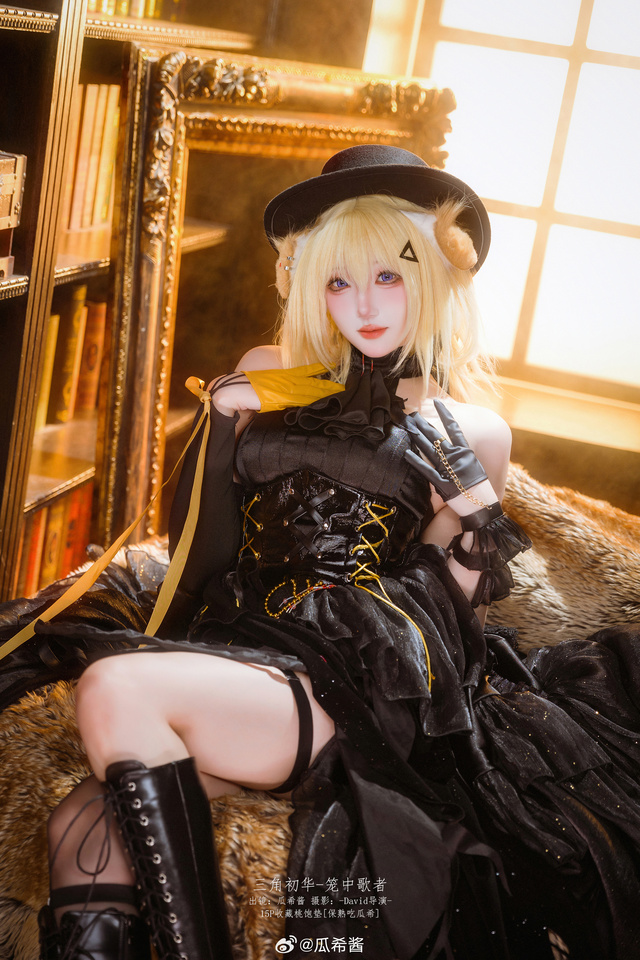 瓜希酱三角初华COS:黑金礼服演绎复古光影与舞台美学交织 瓜希酱三角初华COS:黑金礼服演绎复古光影与舞台美学交织