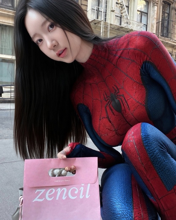 伊芙空登陆纽约时:申载恩变身“女版蜘蛛侠”引爆街头热潮! 伊芙空登陆纽约时:申载恩变身“女版蜘蛛侠”引爆街头热潮!