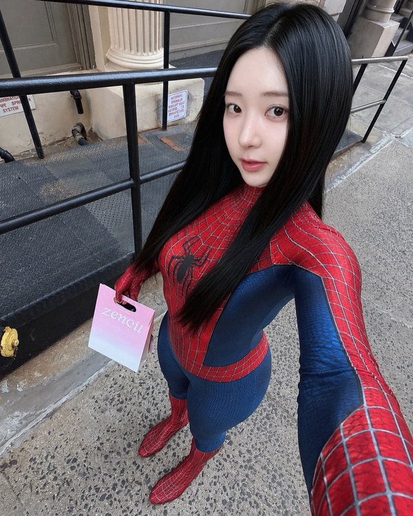 伊芙空登陆纽约时:申载恩变身“女版蜘蛛侠”引爆街头热潮! 伊芙空登陆纽约时:申载恩变身“女版蜘蛛侠”引爆街头热潮!