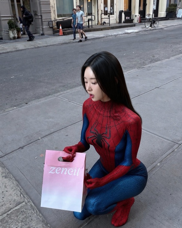 伊芙空登陆纽约时:申载恩变身“女版蜘蛛侠”引爆街头热潮! 伊芙空登陆纽约时:申载恩变身“女版蜘蛛侠”引爆街头热潮!