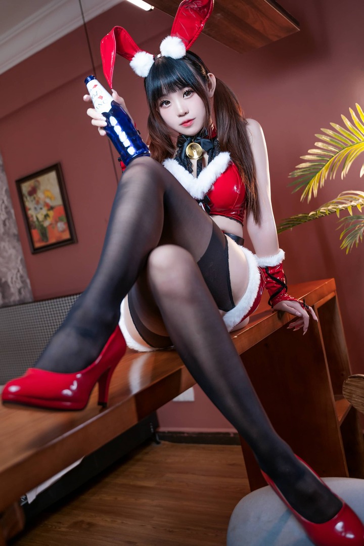 微醺派对的绯红童话:miko酱ww圣诞兔兔COS叙事审美解构 微醺派对的绯红童话:miko酱ww圣诞兔兔COS叙事审美解构