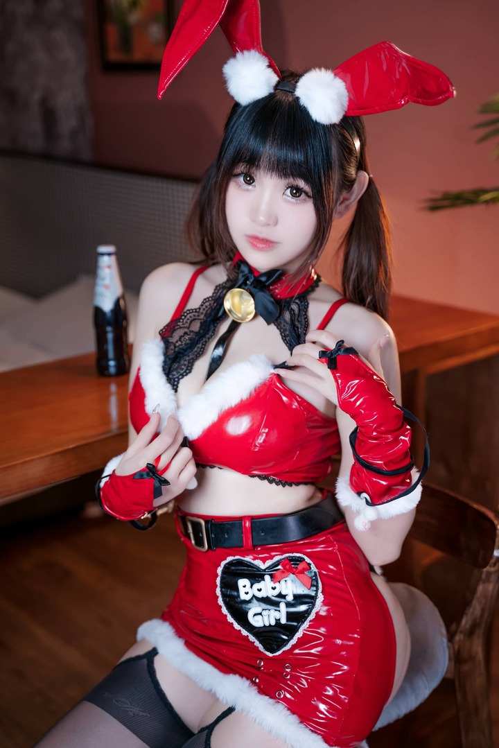 微醺派对的绯红童话:miko酱ww圣诞兔兔COS叙事审美解构 微醺派对的绯红童话:miko酱ww圣诞兔兔COS叙事审美解构