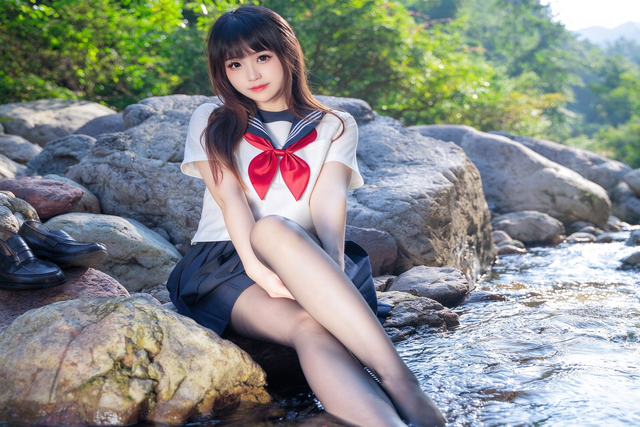 miko酱ww小小溪流cos赏析:学妹JK制服叠穿泳装的自然美学