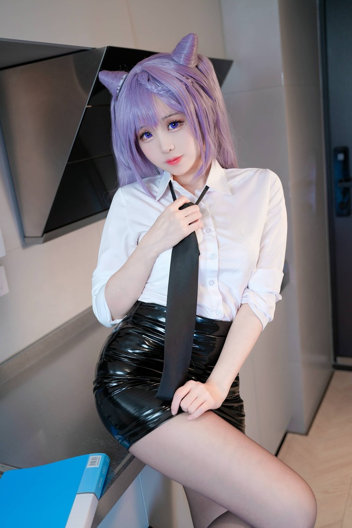 打破次元壁的现代二创:miko酱ww刻晴COS职场精英御姐风 打破次元壁的现代二创:miko酱ww刻晴COS职场精英御姐风