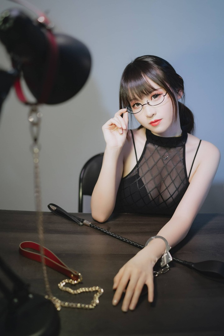 miko酱ww坏女人cos:审问女特工智性张力与权力逆转的魅力 miko酱ww坏女人cos:审问女特工智性张力与权力逆转的魅力