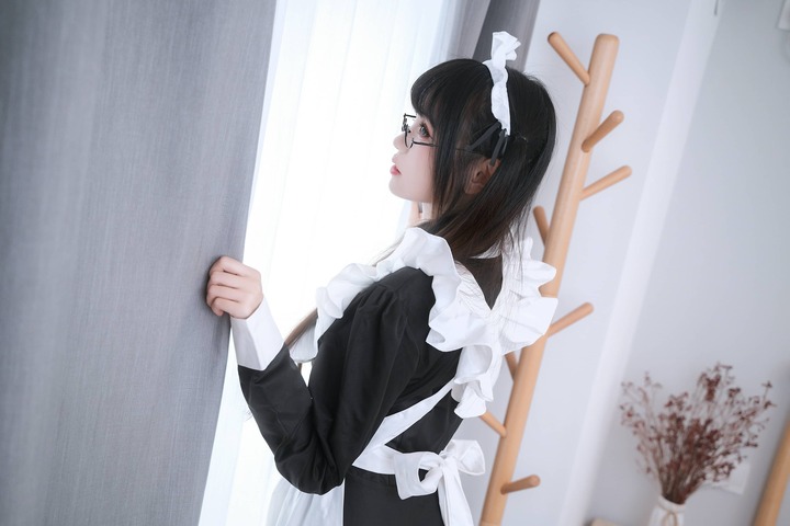当正统女仆遇上文学知性：miko酱ww居家COS的克制与性感