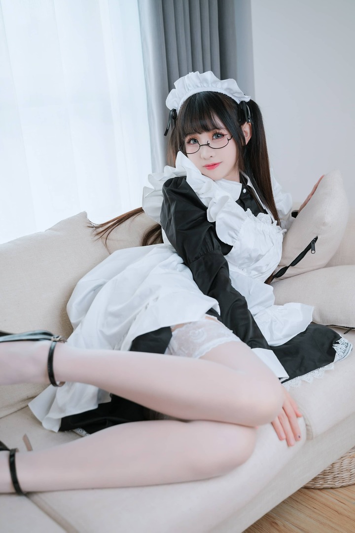 当正统女仆遇上文学知性：miko酱ww居家COS的克制与性感