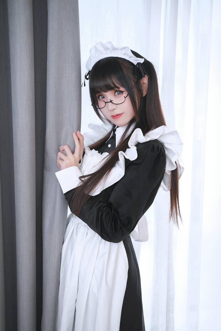 当正统女仆遇上文学知性：miko酱ww居家COS的克制与性感