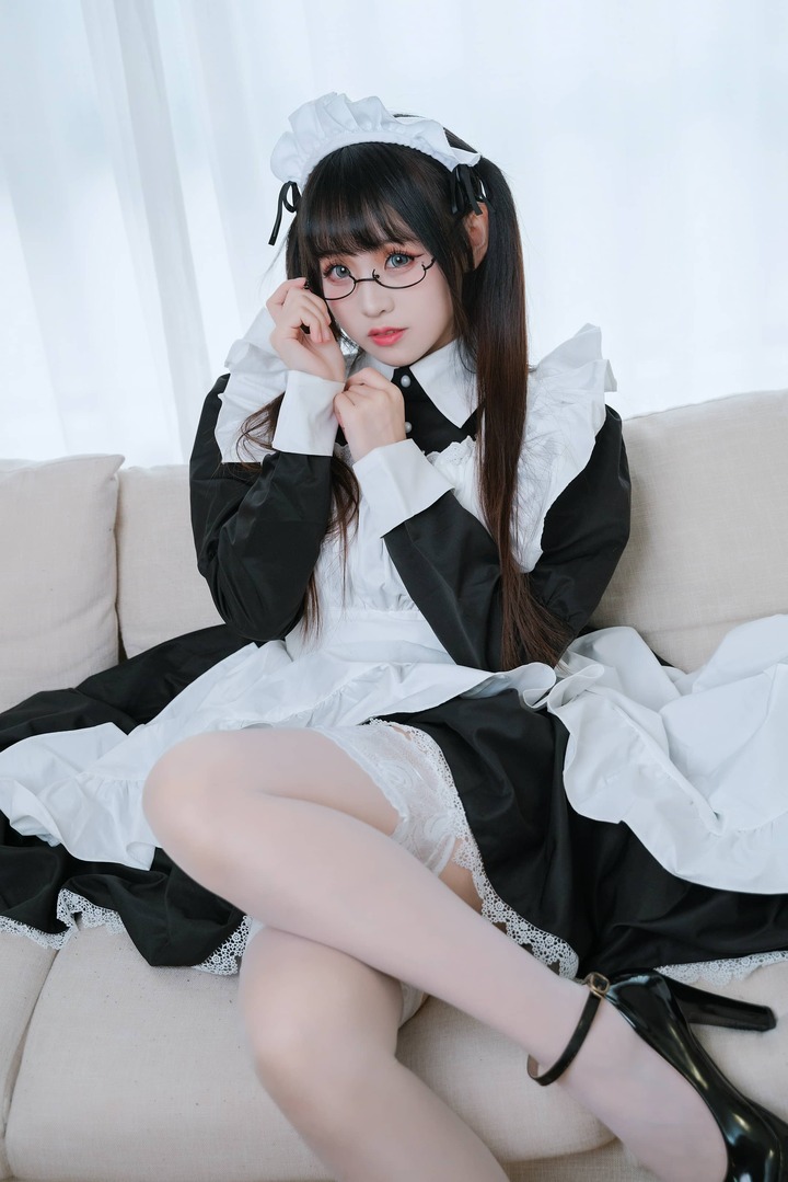 当正统女仆遇上文学知性：miko酱ww居家COS的克制与性感