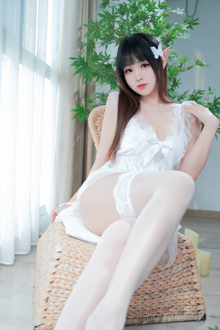 miko酱ww精灵COS：纯白蕾丝睡裙下的静谧氛围与光影美学