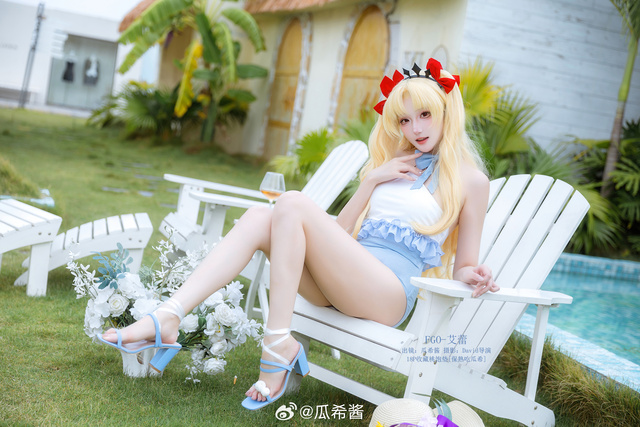 瓜希酱泳装版艾蕾COS赏析:蓝色泳池与金发女神的夏日光影