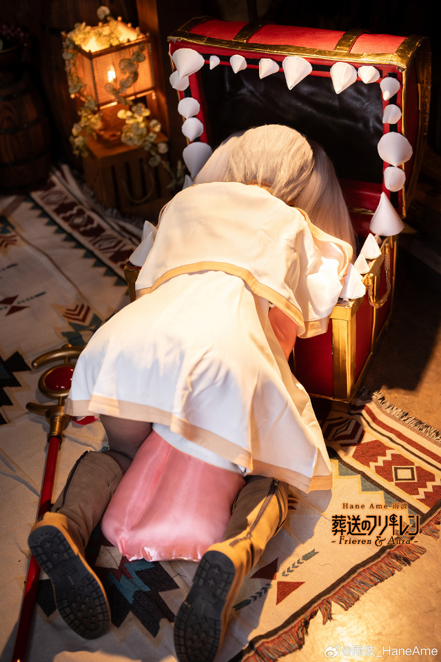 雨波_HaneAme芙莉莲COS：侧光边缘下的清冽骨相与疏离感