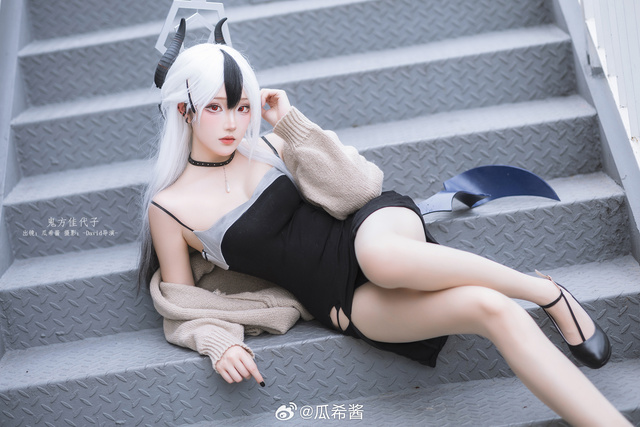 灰度都市的静默呼吸:瓜希酱鬼方佳代子COS美学与叙事视觉