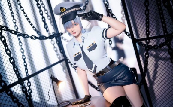 星之迟迟蕾姆COS：演绎异世界生活狗耳警官的性感魅力