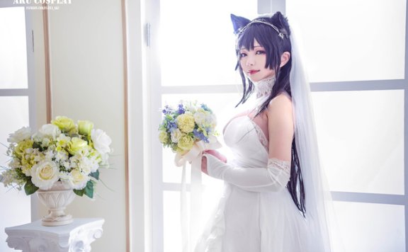 阿久AKU爱宕COS：演绎碧蓝航线婚纱中的治愈女神