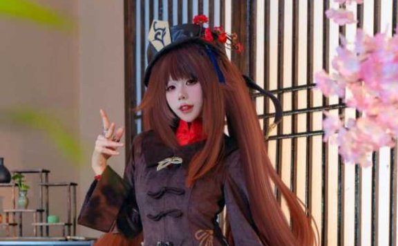 咬一口兔娘ovo原神COS：展现胡桃的神秘与性感魅力