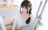 日奈娇人妻COS：演绎温柔人妻的简约之美与迷人魅力