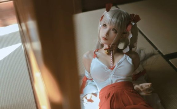 碧蓝航线蠢沫沫COS：完美演绎巫女服可畏的可爱与柔情