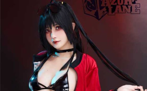 Azami碧蓝航线COS：展现赛车女王大凤的性感与独特气质