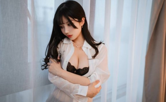 Rioko凉凉子职场女王COS：丝袜OL的诱惑与无可抵挡的魅力
