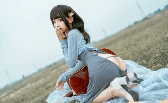 青春与音乐的完美融合：蠢沫沫吉他妹妹cos，甜美又性感