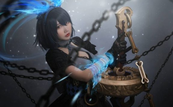 死亡爱丽丝面饼仙儿COS：演绎战斗少女爱丽丝的致命魅惑