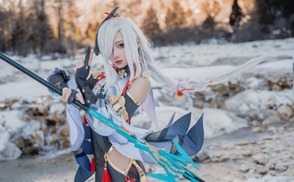 原神如月灰COS：展现申鹤的性感曲线，尽显仙气气质