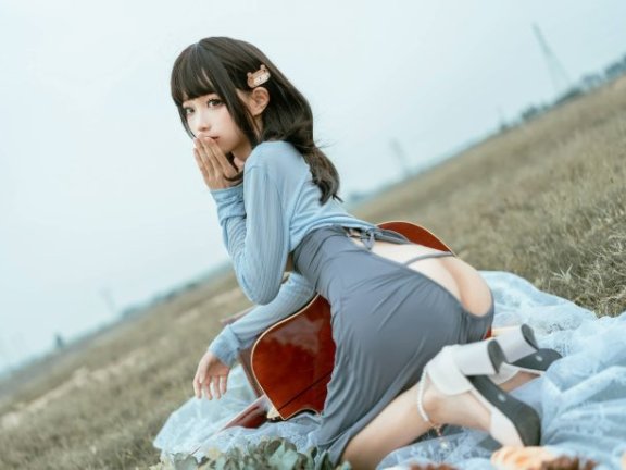 青春与音乐的完美融合:蠢沫沫吉他妹妹cos,甜美又性感