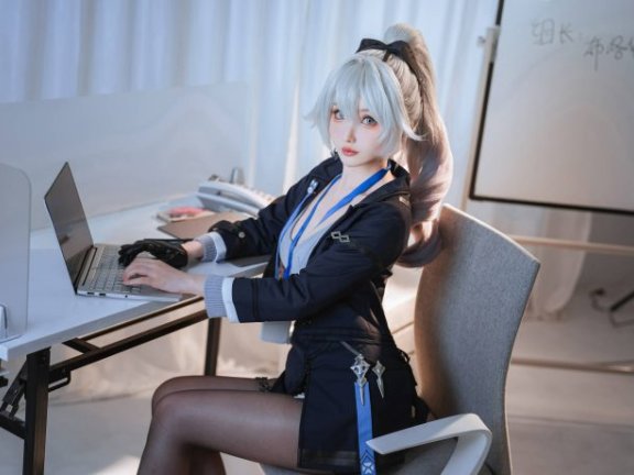 Rioko凉凉子布洛妮娅COS:演绎OL女强人的干练与性感