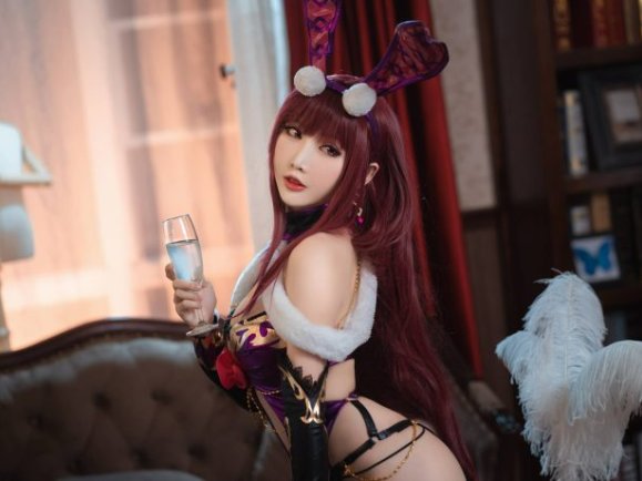 面饼仙儿兔女郎COS：演绎神秘女王斯卡哈的性感与魅惑