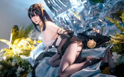 碧蓝航线星之迟迟COS：演绎潋滟水色镇海的性感与智谋
