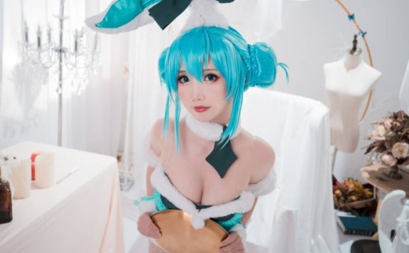 面饼仙儿初音未来COS：带来兔女郎性感与甜美的极致融合