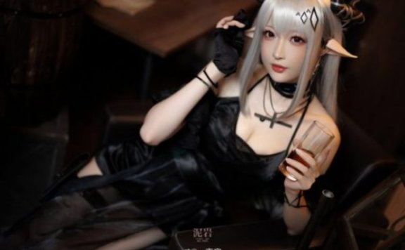 明日方舟南宫COS：展现礼服泥岩的性感和优雅女王魅力