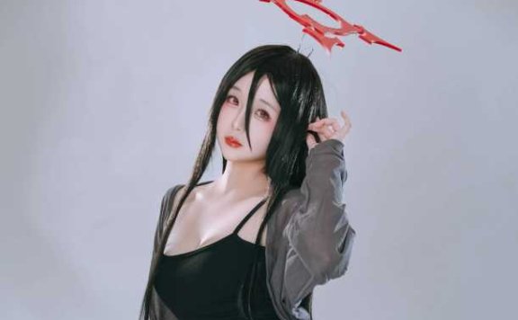 日奈娇羽川莲见COS：诠释家居服正义副部长的温柔治愈